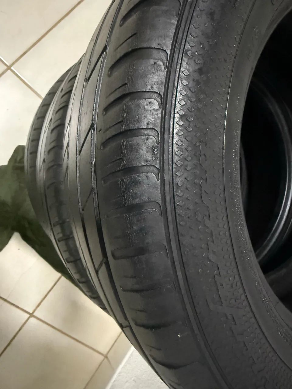 Vendo 4 Pneus Aro 16 / 235/60 - Foto 3