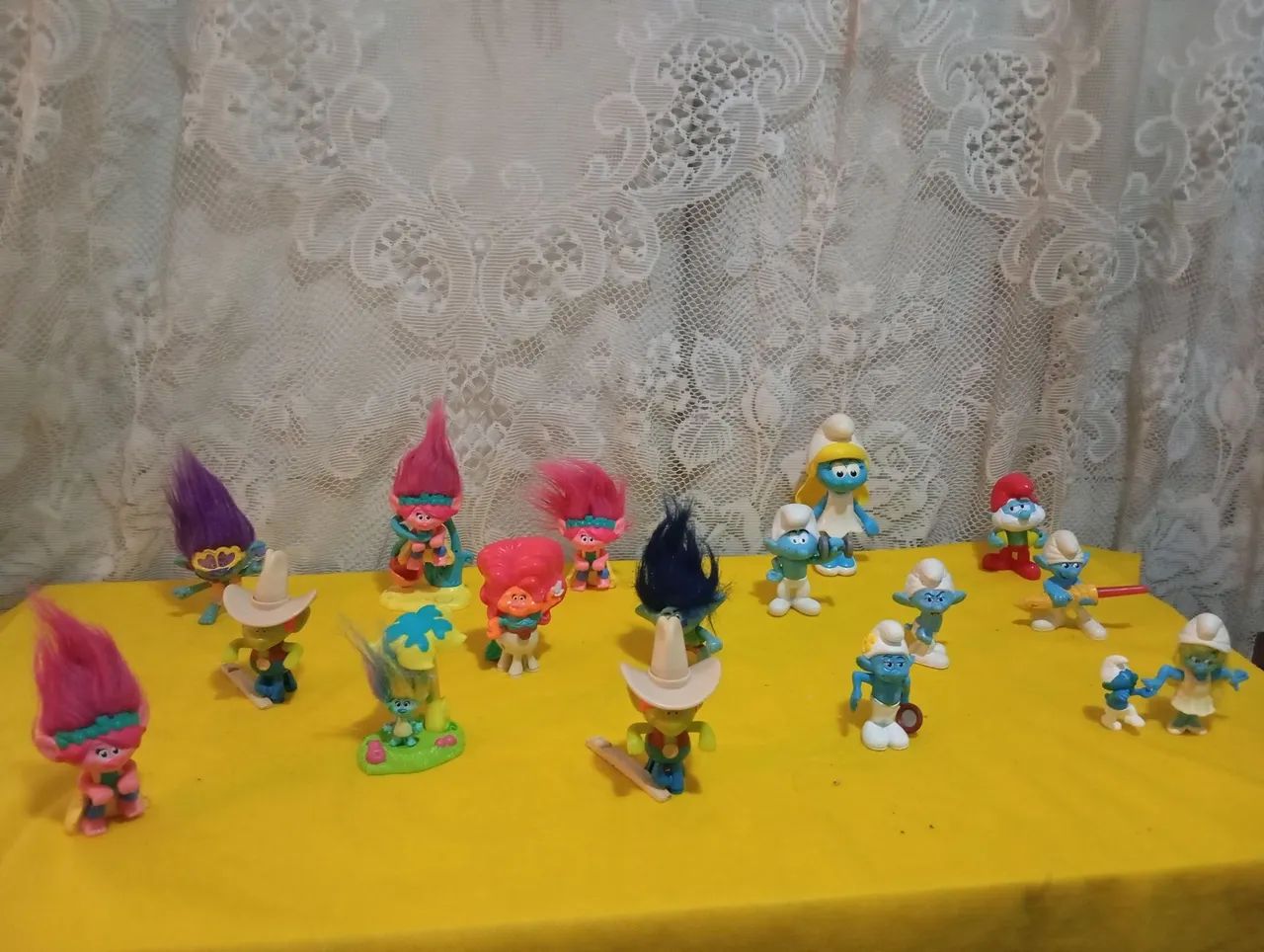 Lote de bonecos Smurf e trolls  - Foto 3