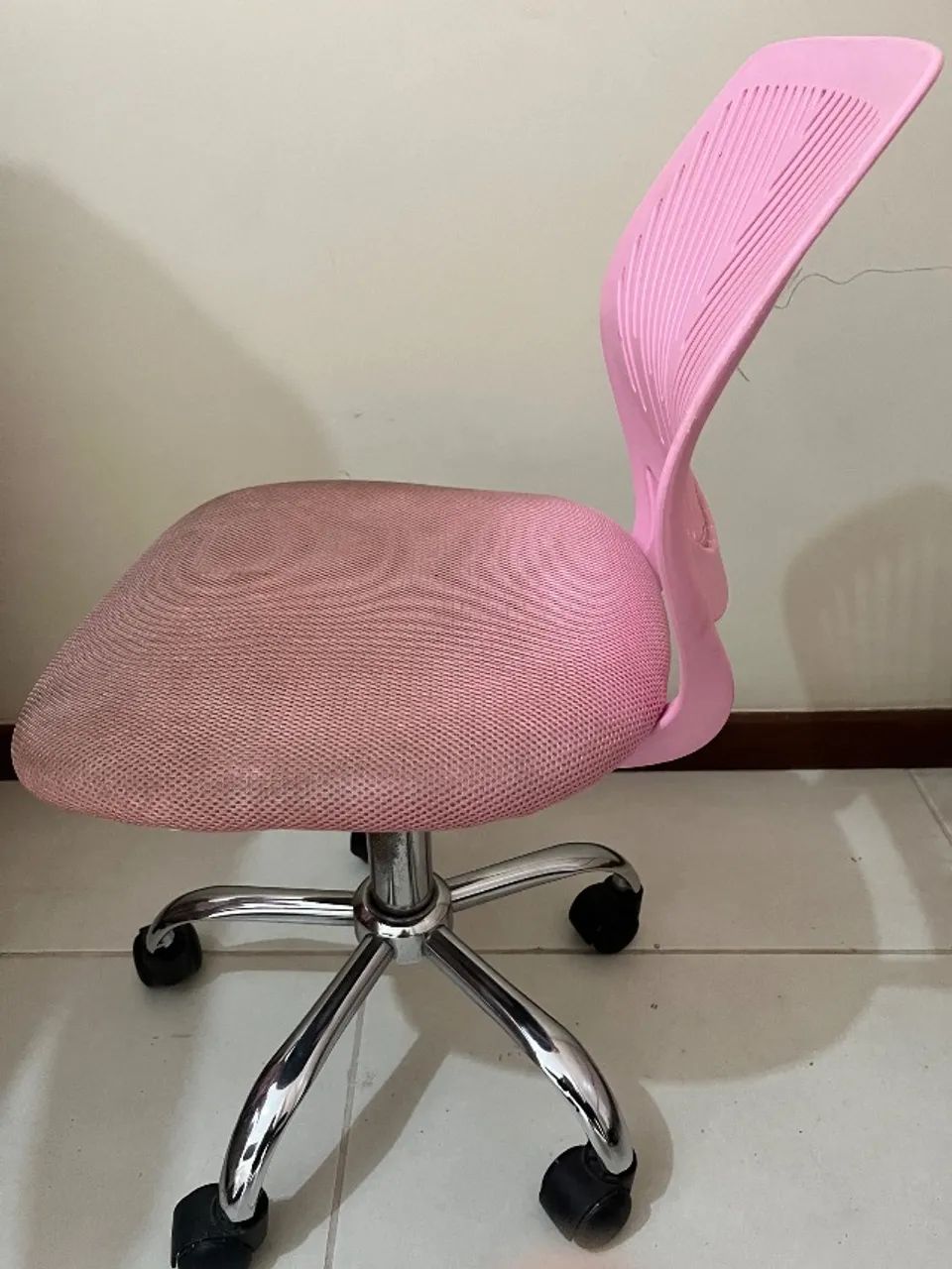 Vendo cadeira giratória na cor rosa
