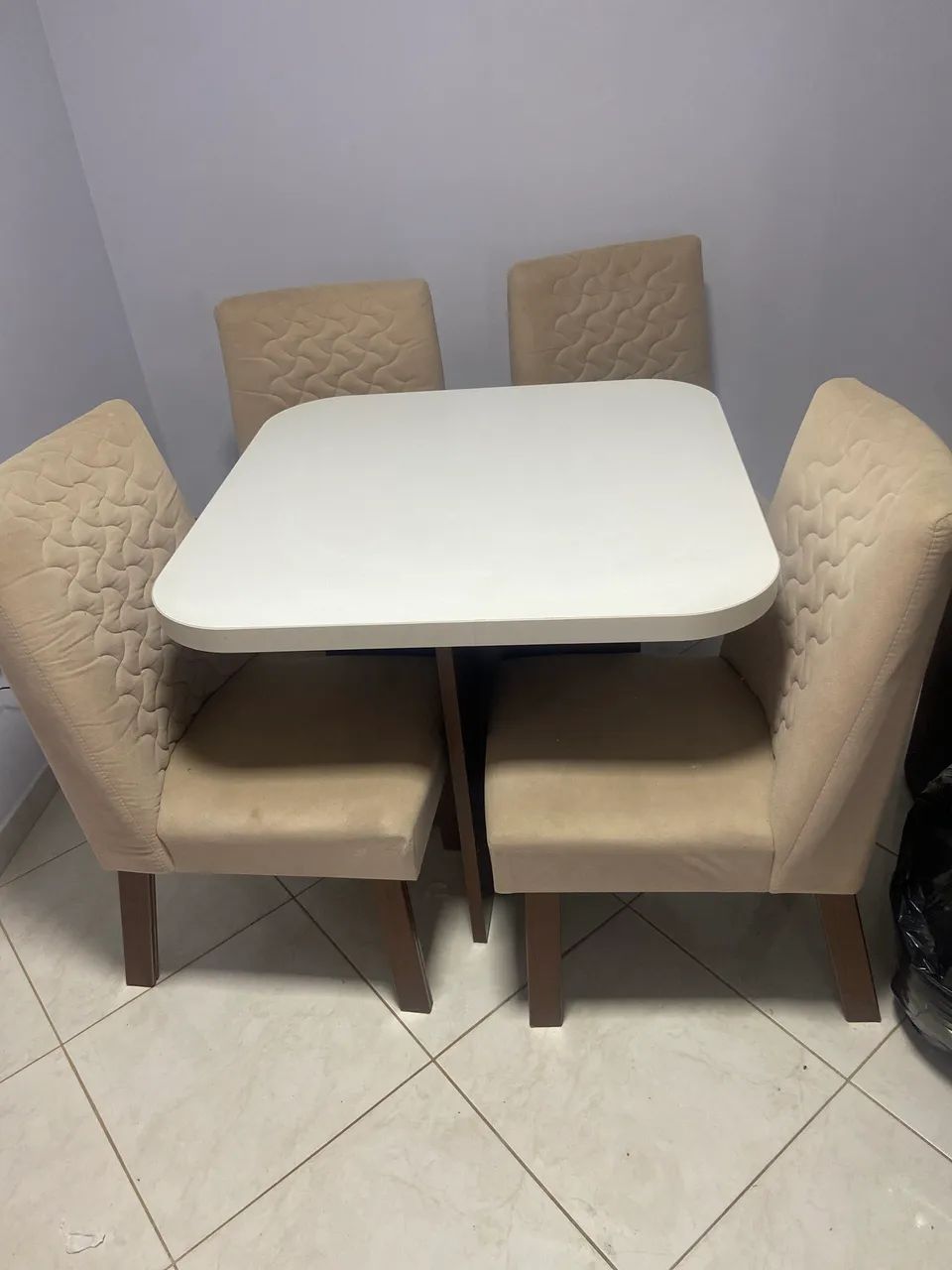 Mesa de jantar com 4 cadeiras estofadas - linda e conservada - Foto 2