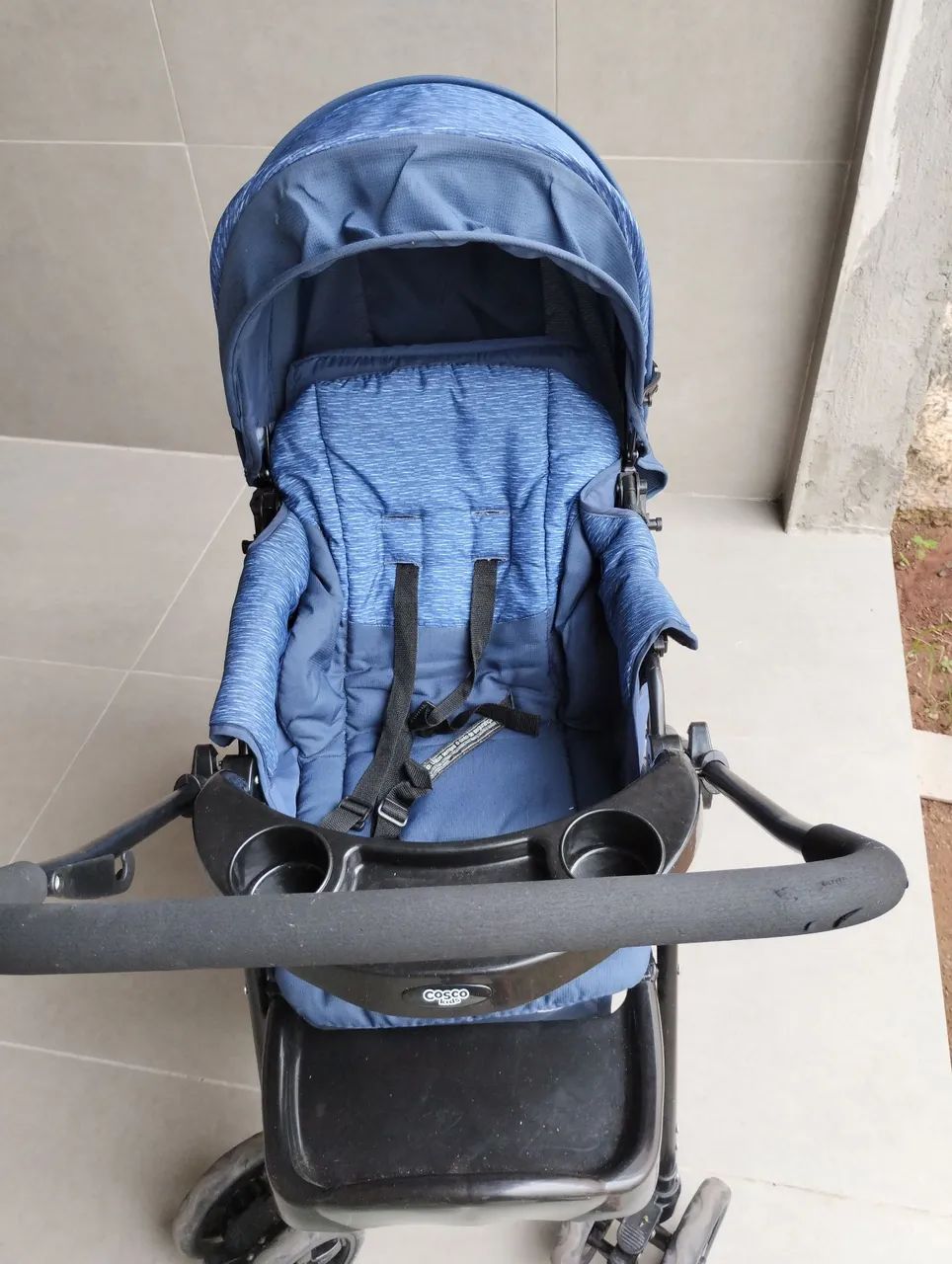 Carrinho de bebê com bebê conforto