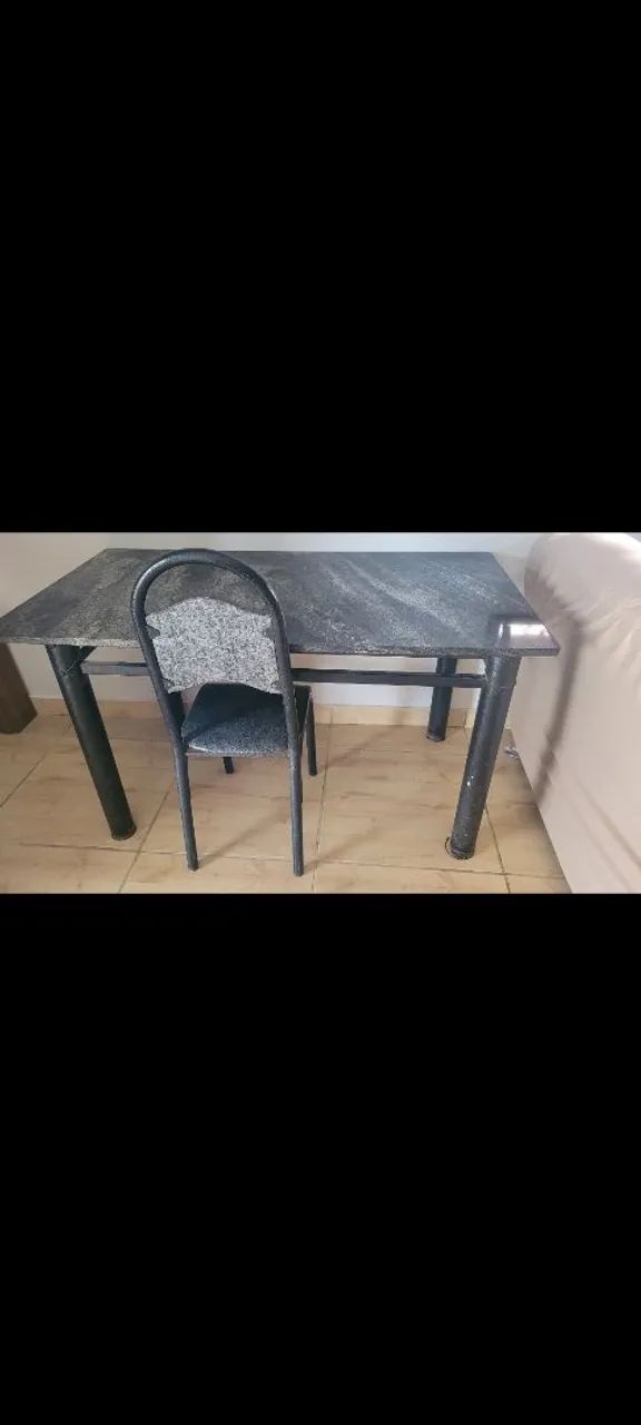 Mesa com 06 cadeiras 