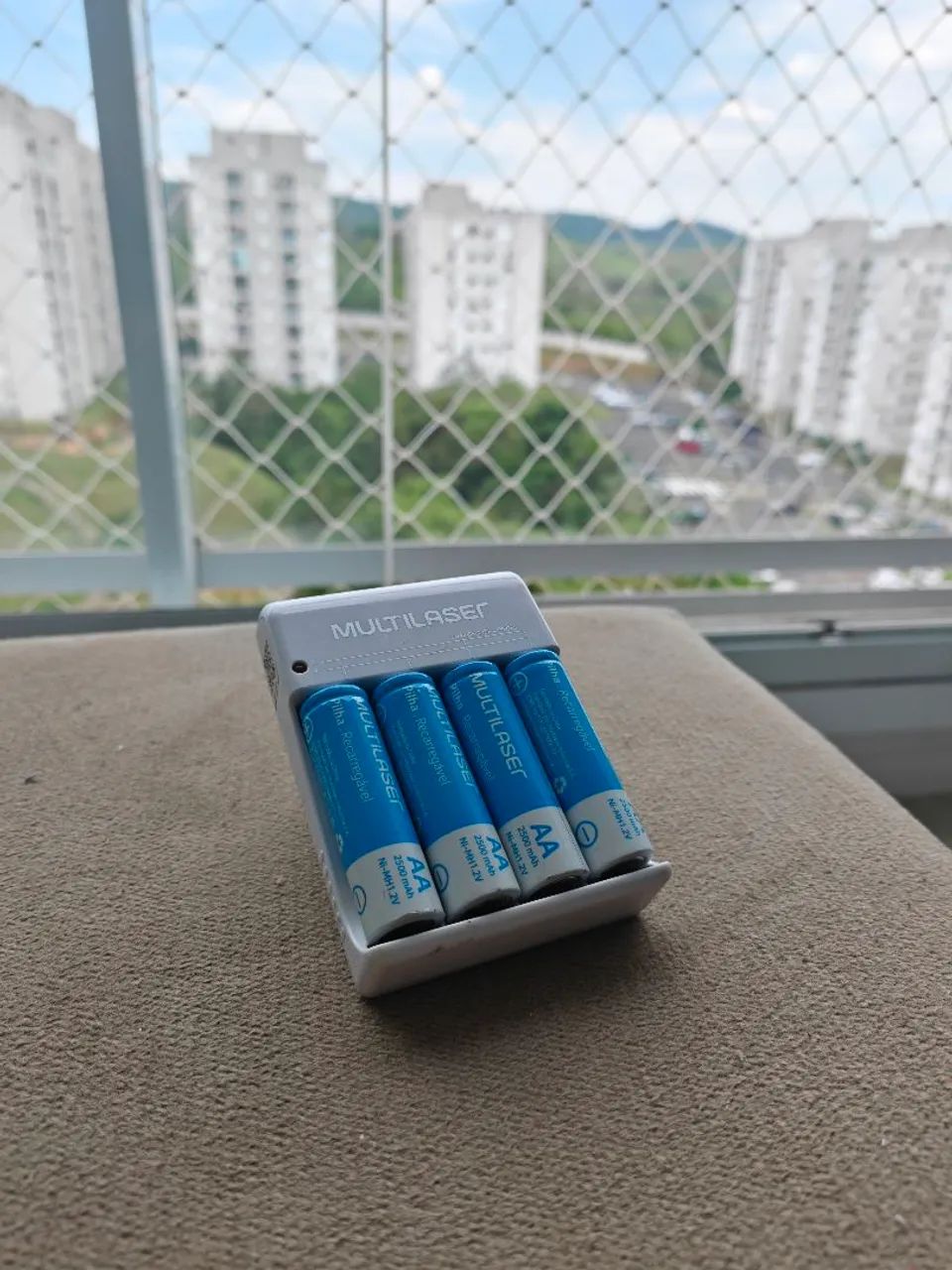 Carregador de Pilhas AA Multilaser + 4 Pilhas