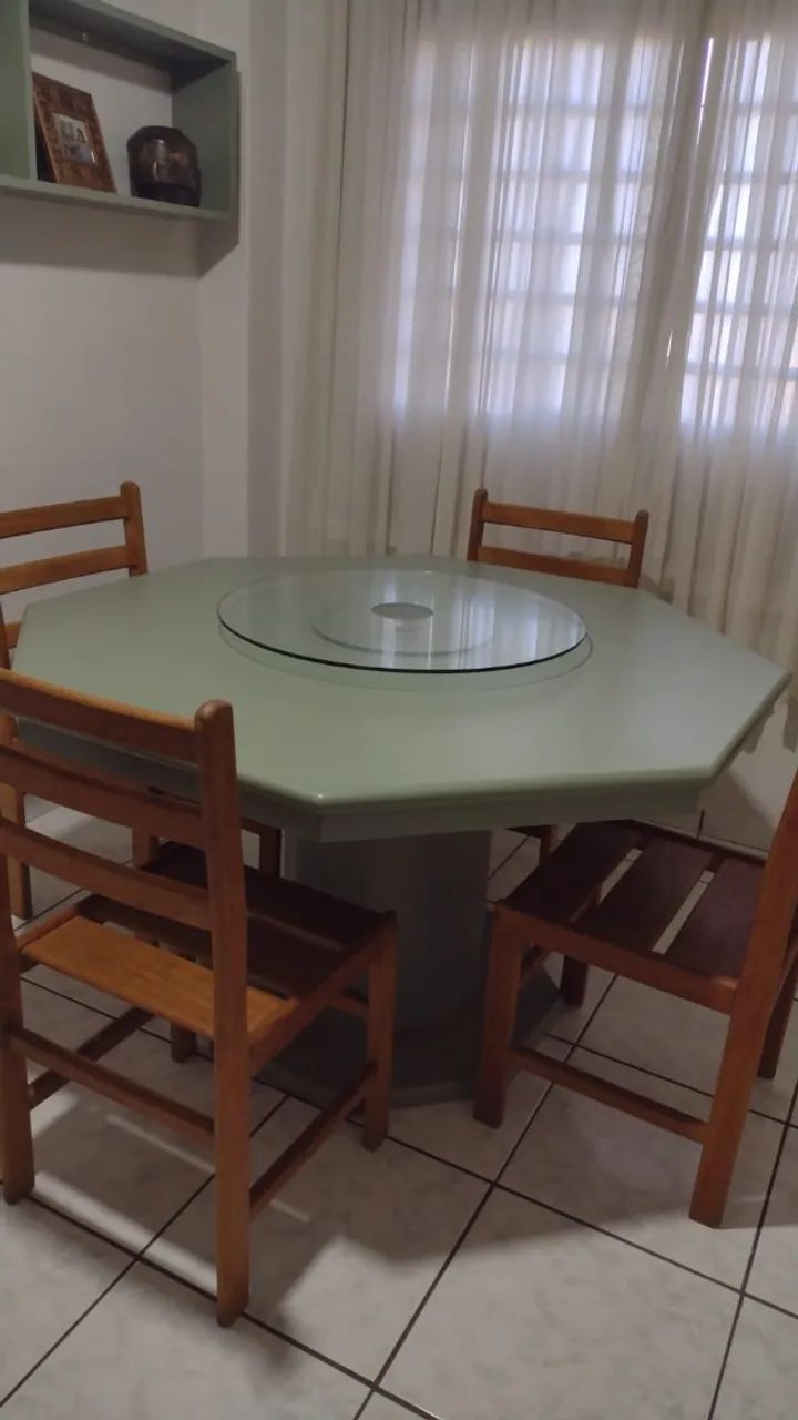 Mesa de jantar Octogonal com centro giratório e quatro cadeiras