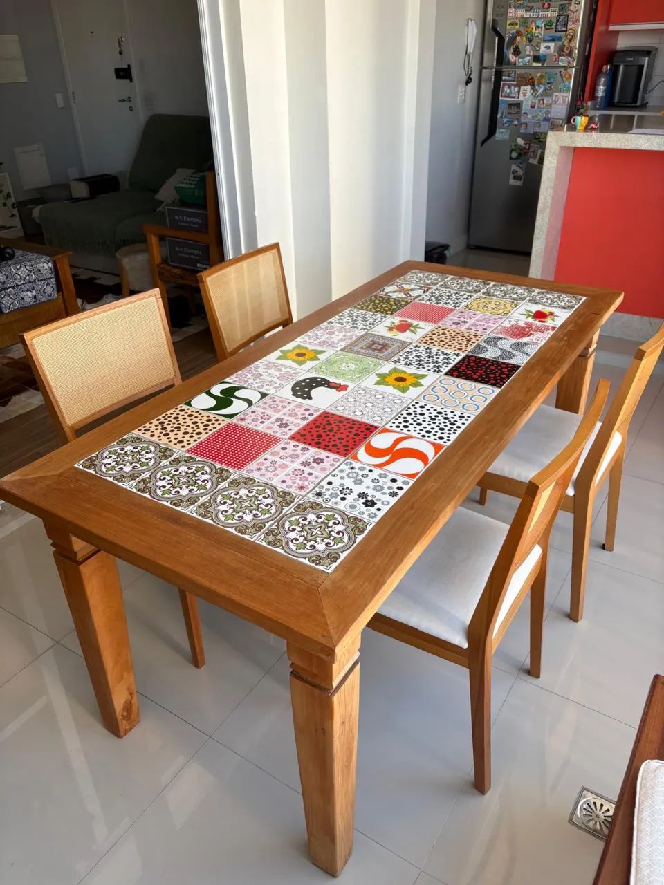 Mesa de jantar com mosaico em azulejos
