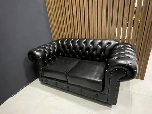 Sofá Chesterfield preto couro ecológico 2 lugares - Foto 2