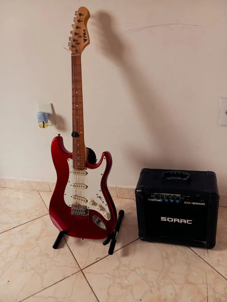 Guitarra e caixa amplificadora