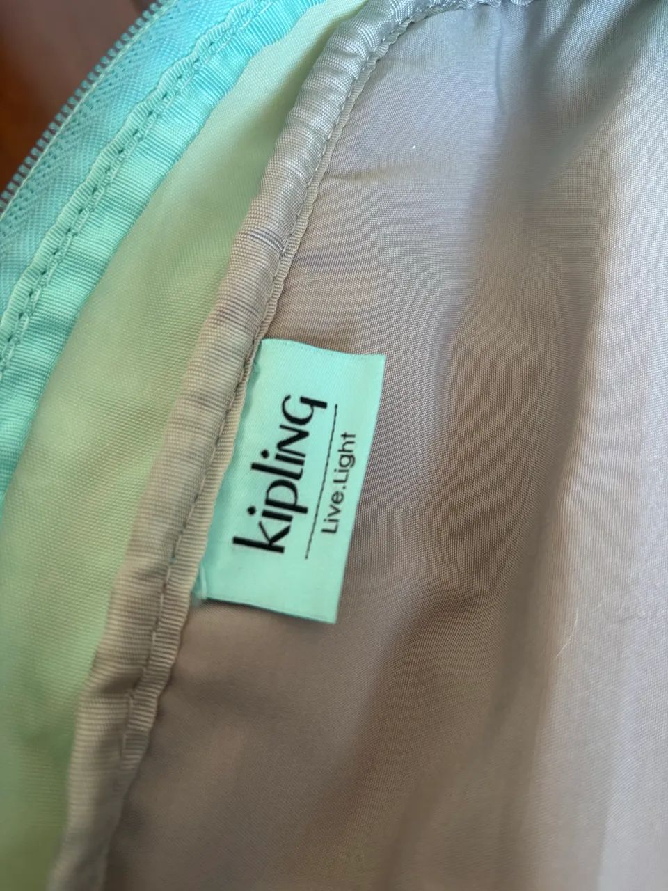 mochila kipling com rodinhas e alça verde-água - Foto 2