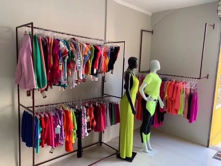 Araras de roupas - Foto 2