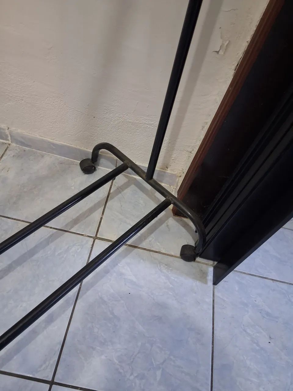 Arara de roupas de metal - Foto 4