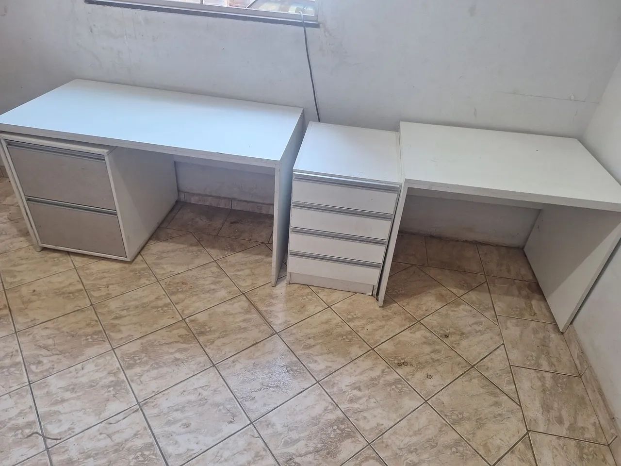 Mesa de escritorio branca com gaveta  - Foto 5