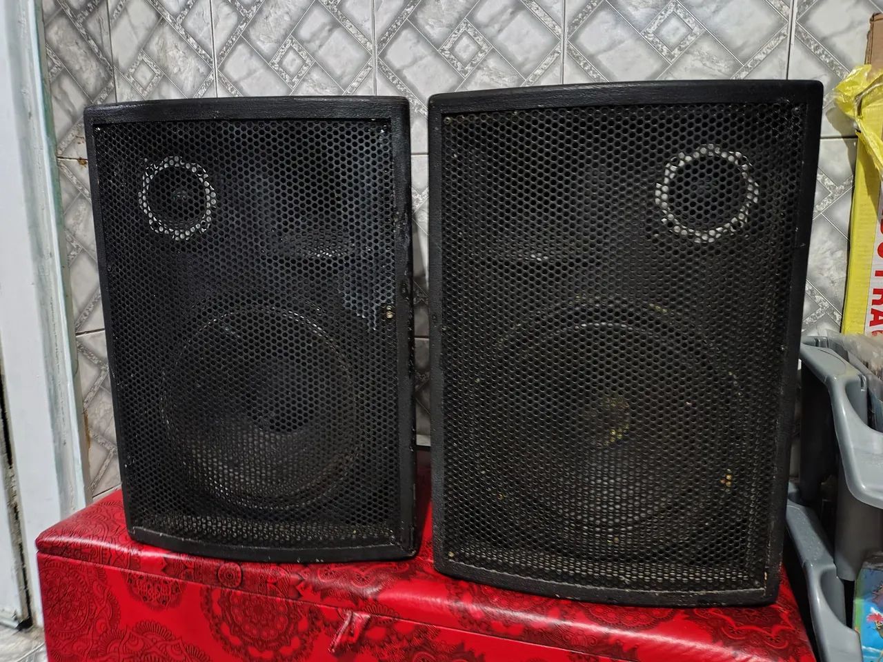 Caixas de 12 polegadas 200 wts 8 ohms. tudo ok.