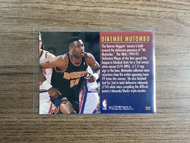 Dikembe Mutombo - Card número 202 da coleção Fleer NBA 95-96 - Em ótimo estado! - Foto 3