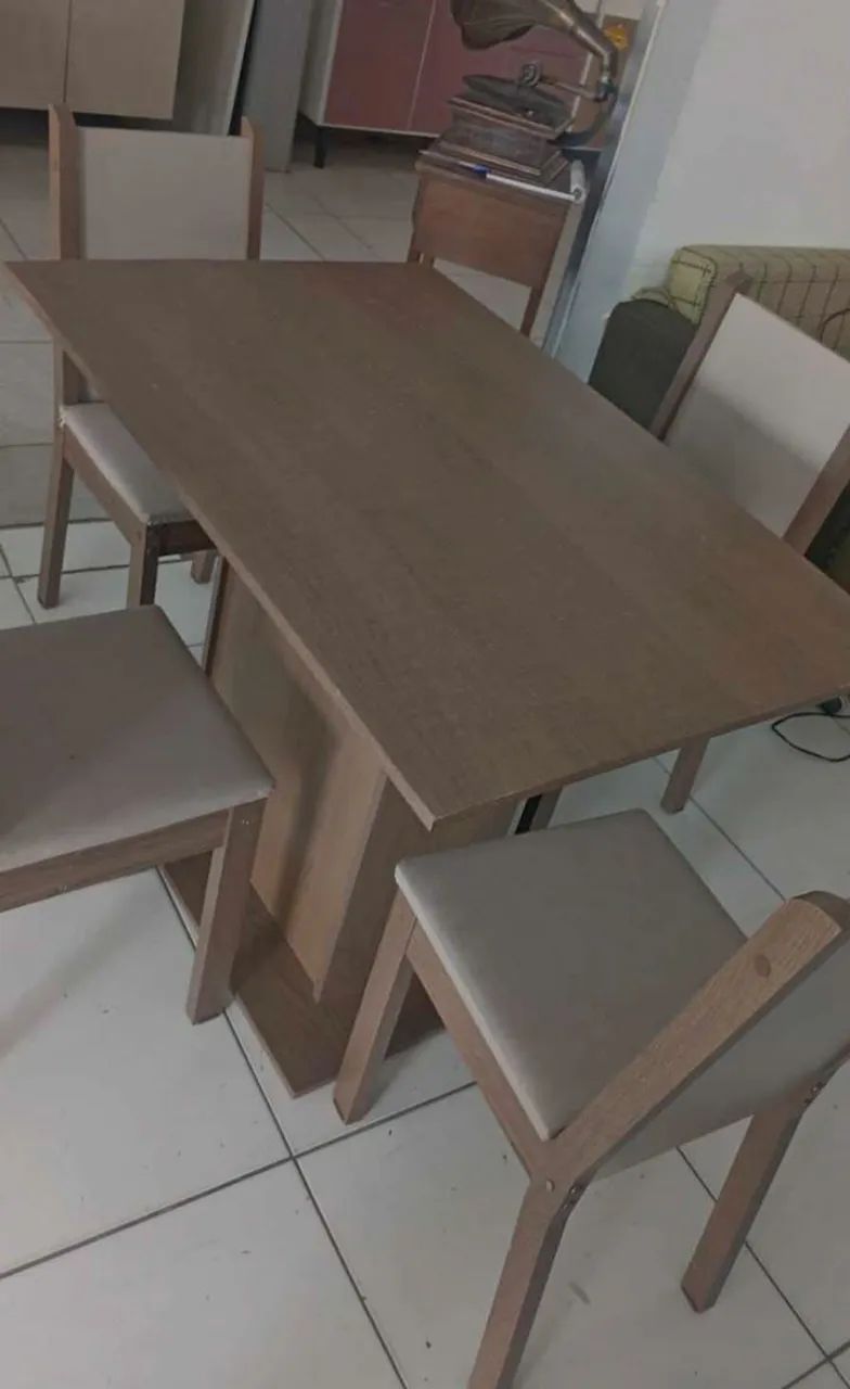 Mesa e cadeiras, entrego