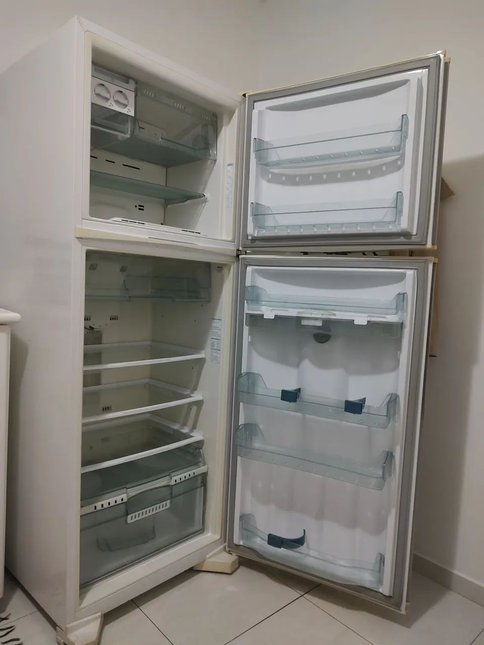 Geladeira Eletrolux de graça (quebrada) - Foto 2