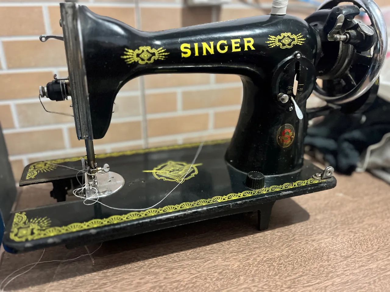 Máquina singer antiga65048978008195121