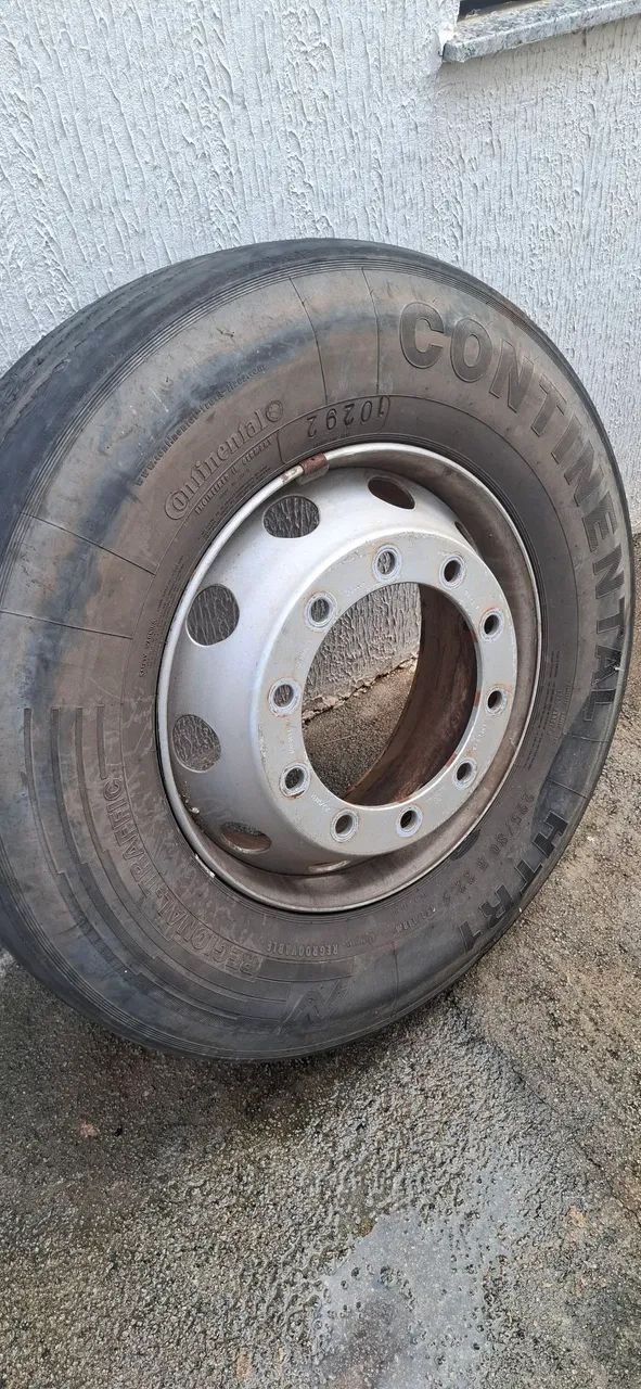 Pneu com roda caminhao
