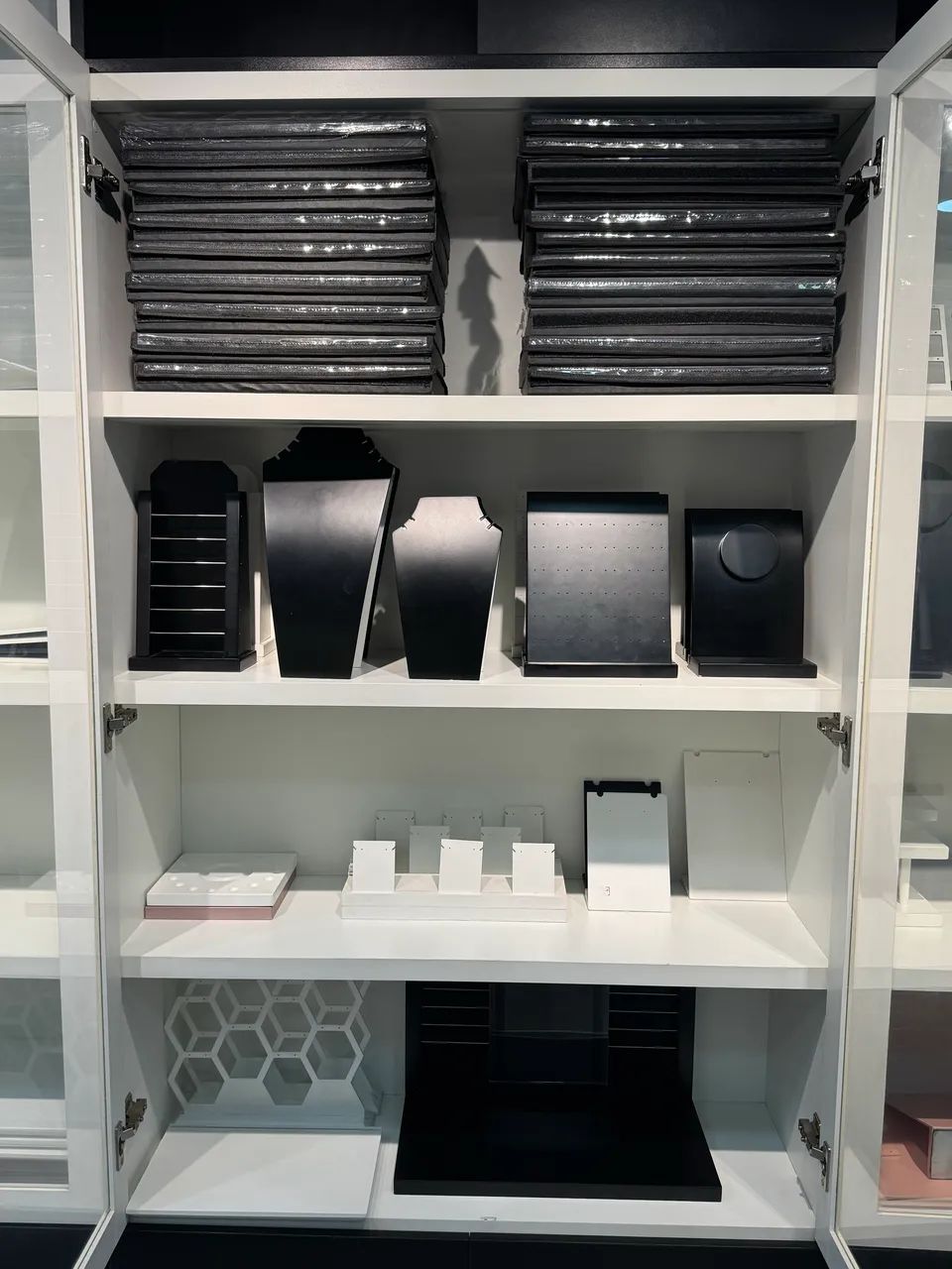 Expositores para joias e semi joias  loja completa