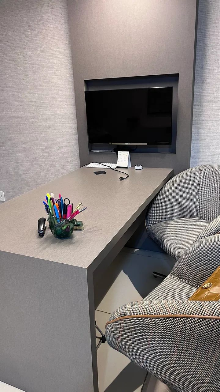 Mesa de Escritório e painel 482678661354639362