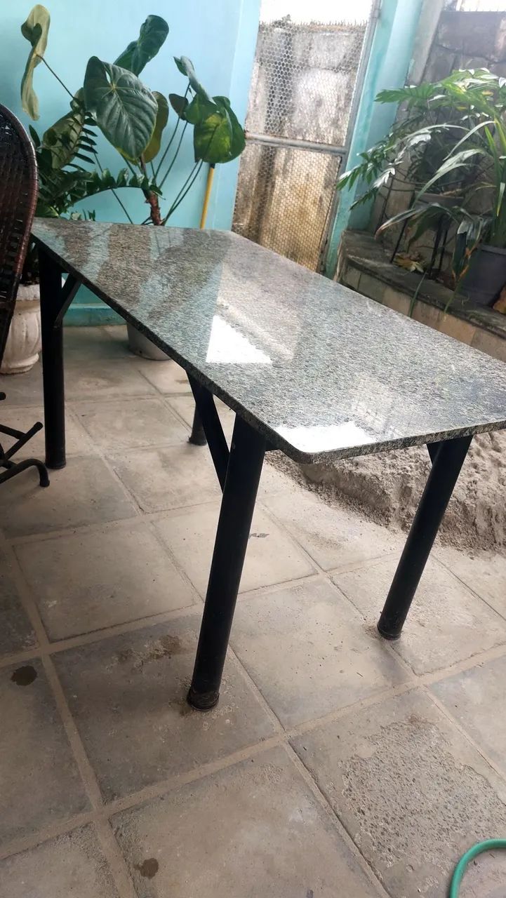 Tampo de mesa em granito com base