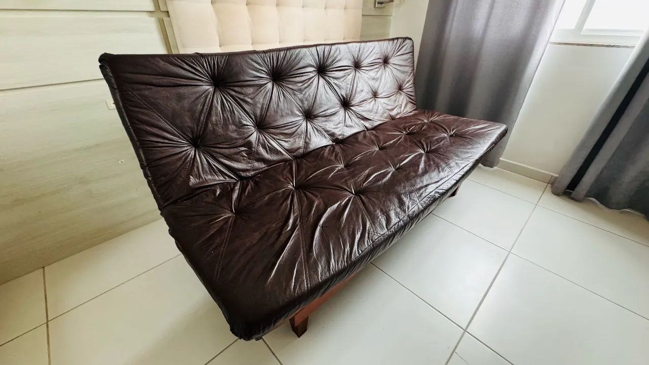 Sofá-Cama Casal em Madeira Maciça e Courino Marrom - Muito Conservado - Foto 3