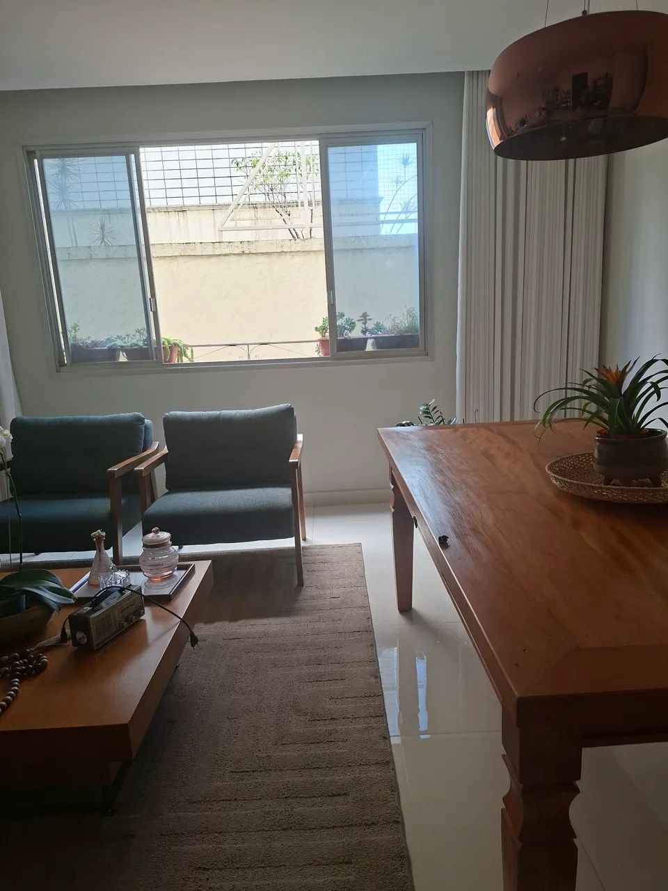 Mesa de jantar madeira maciça.