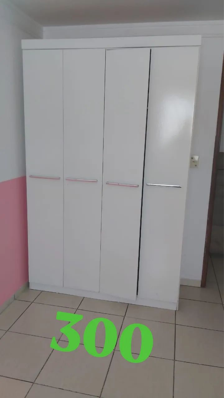 Guarda roupa, mesa 