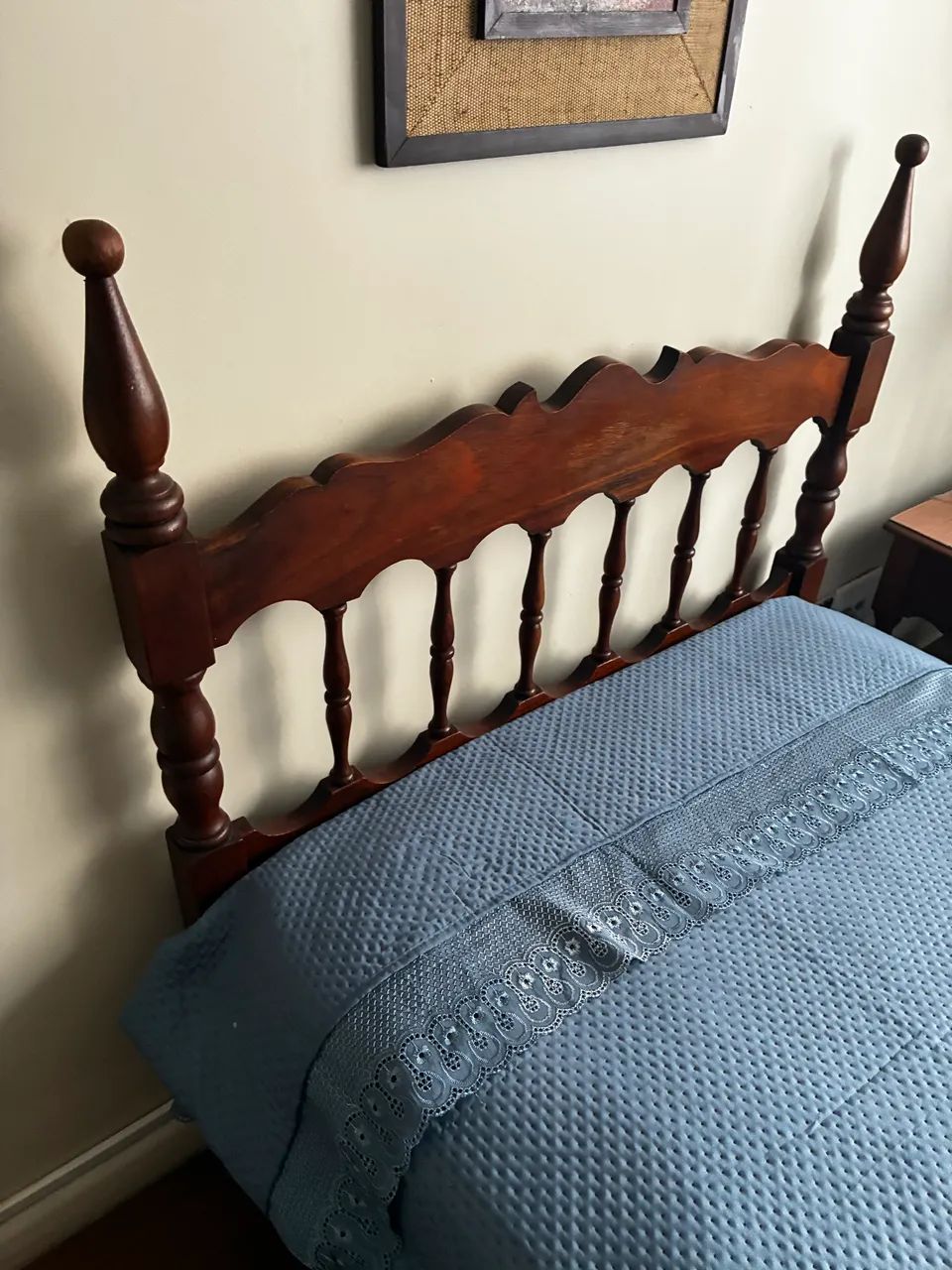 Cama de solteiro madeira maciça + mesa lateral - Foto 5