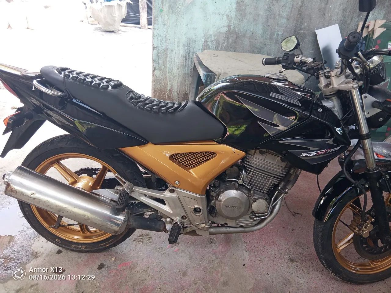 Moto preta e dourada 250cc