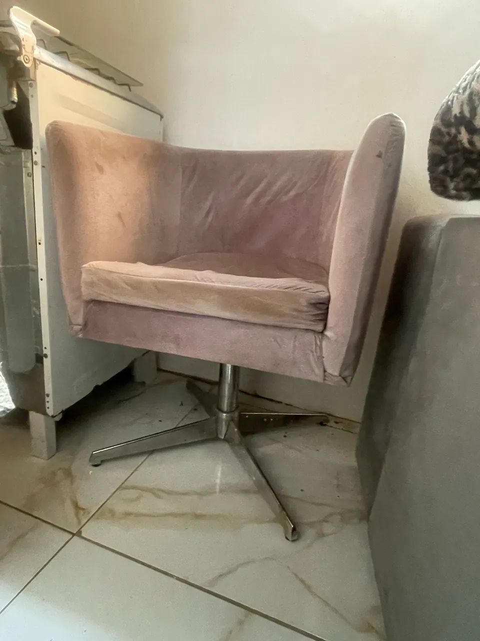 Poltrona com pés inox  - Foto 2