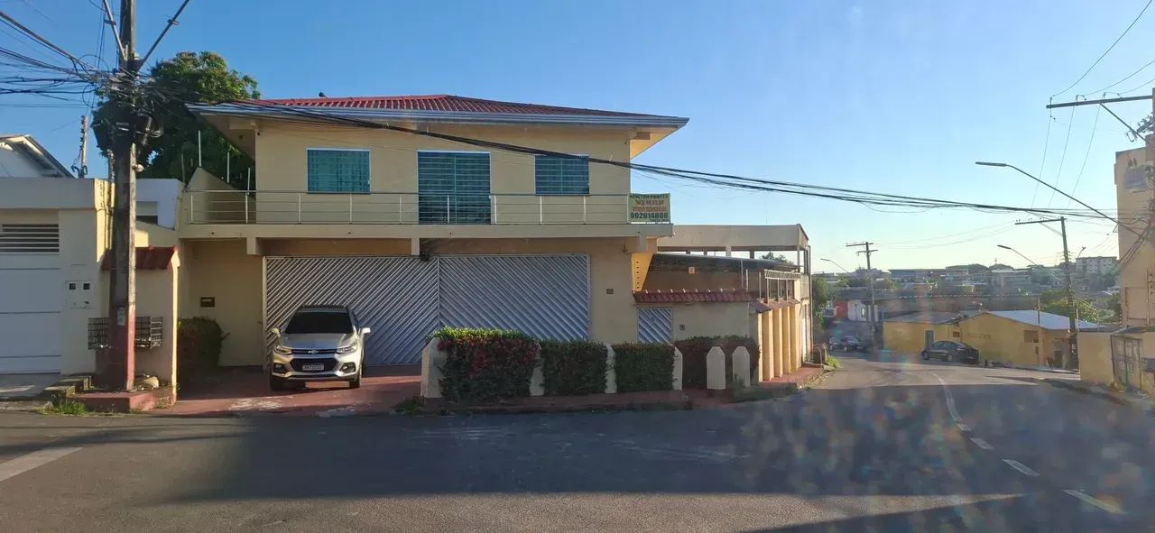 Linda casa no Japiim I, esquina.