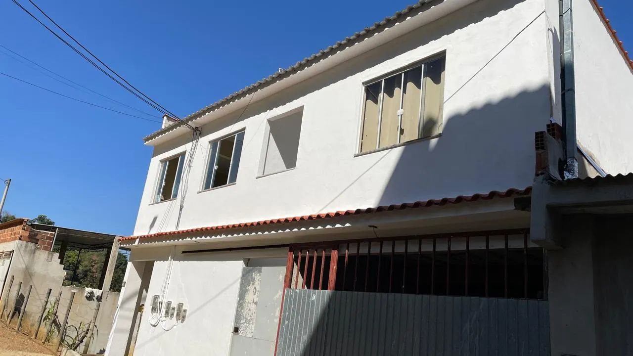 Alugo apartamento com acabamento de primeira 