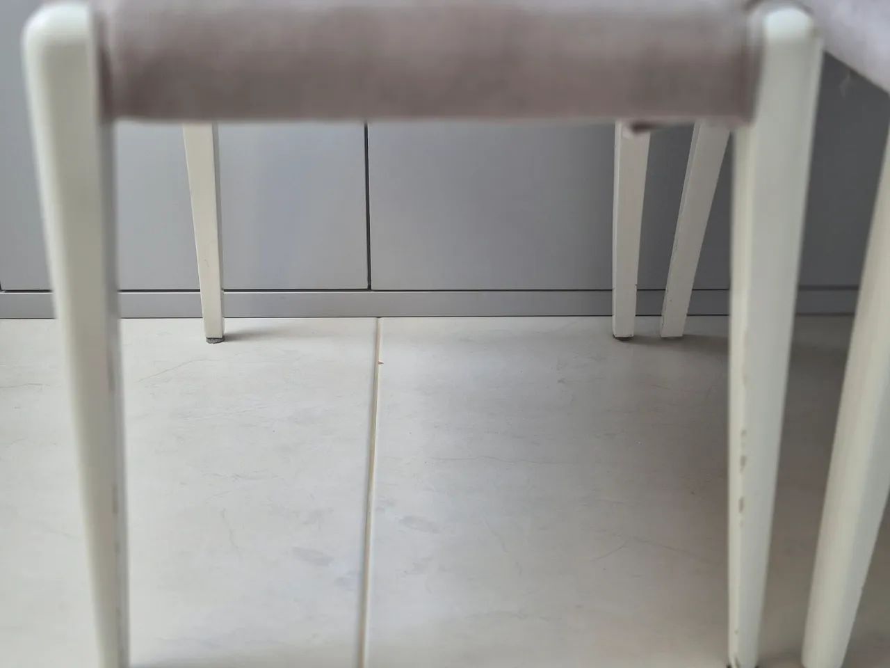 2 cadeiras tecido cinza e pés em laca branco - Foto 4