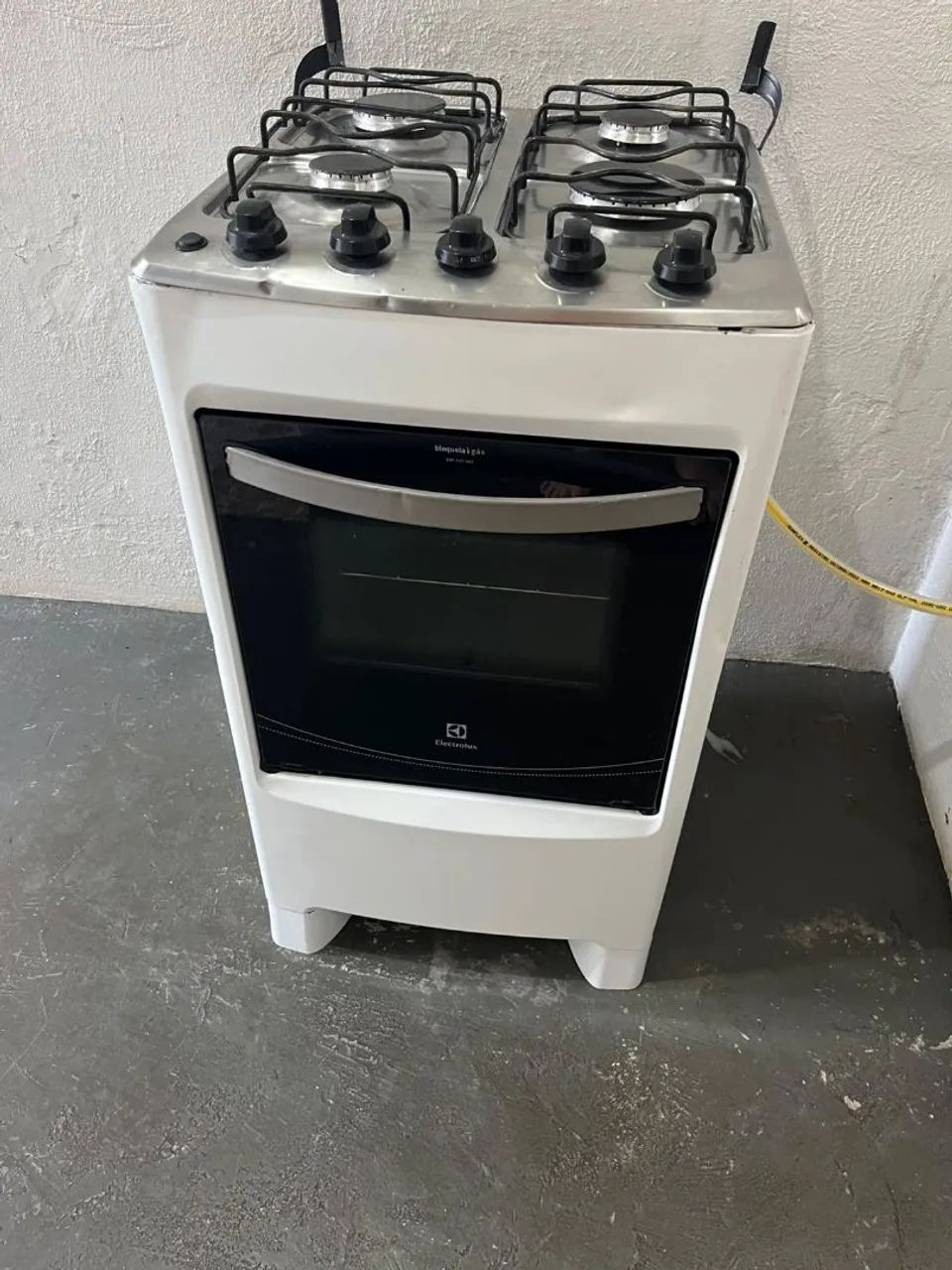 Fogão usado acendendo manual 