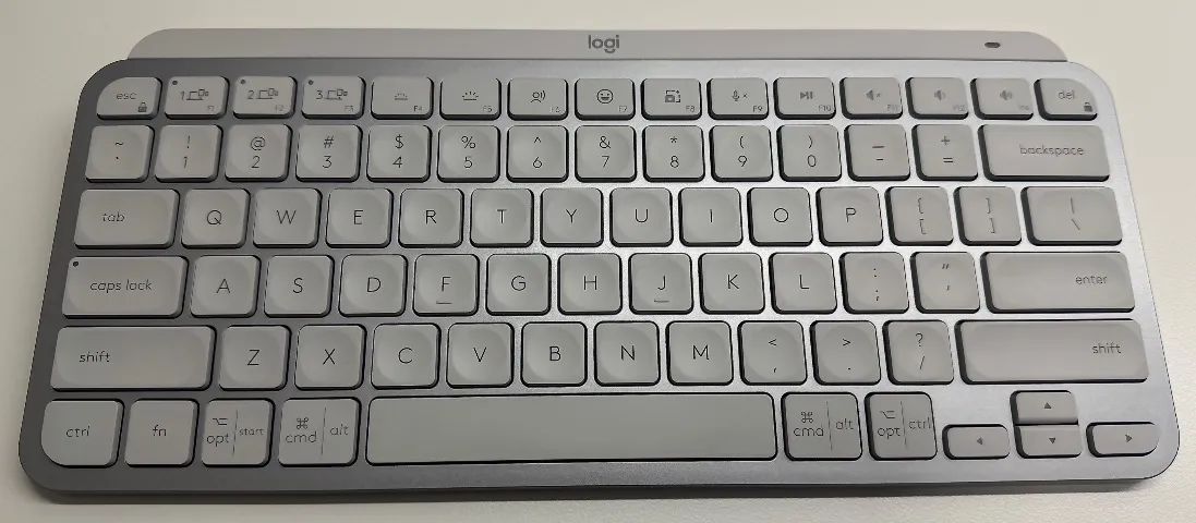 Teclado Logitech MX Keys Mini Bluetooth (Cinza Claro/Branco) - Impecável - Foto 2