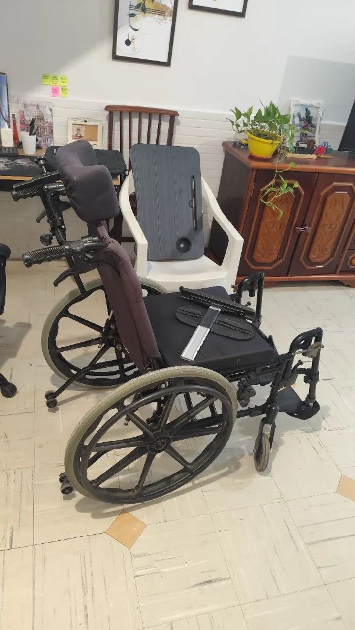Cadeira de rodas inclinável (articulada)