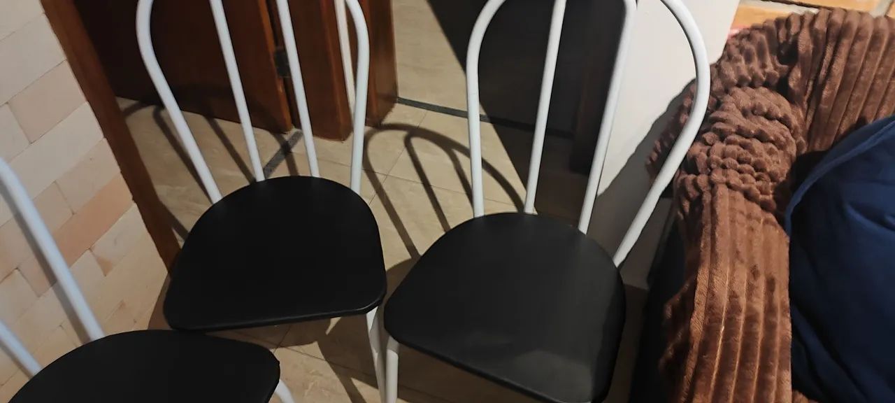 Mesa de jantar com quatro cadeiras  - Foto 5