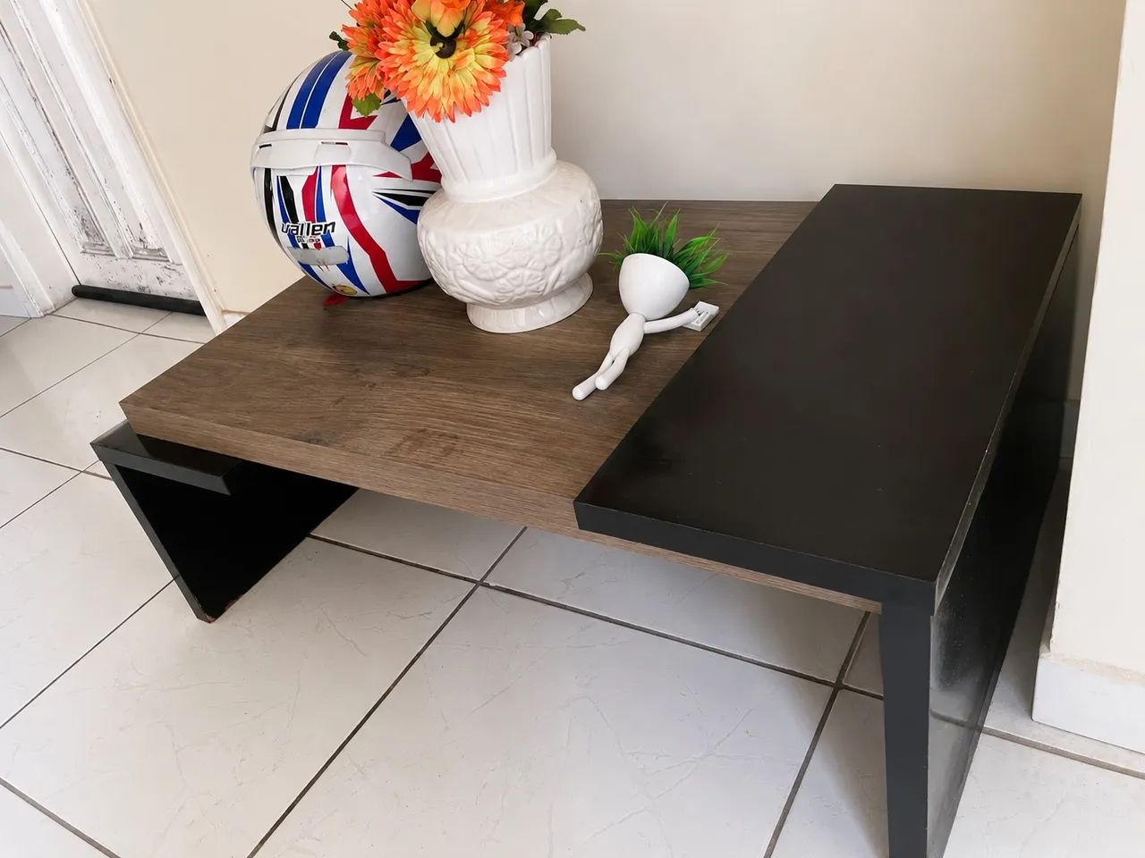 Mesa de centro moderna em madeira e preto. - Foto 3