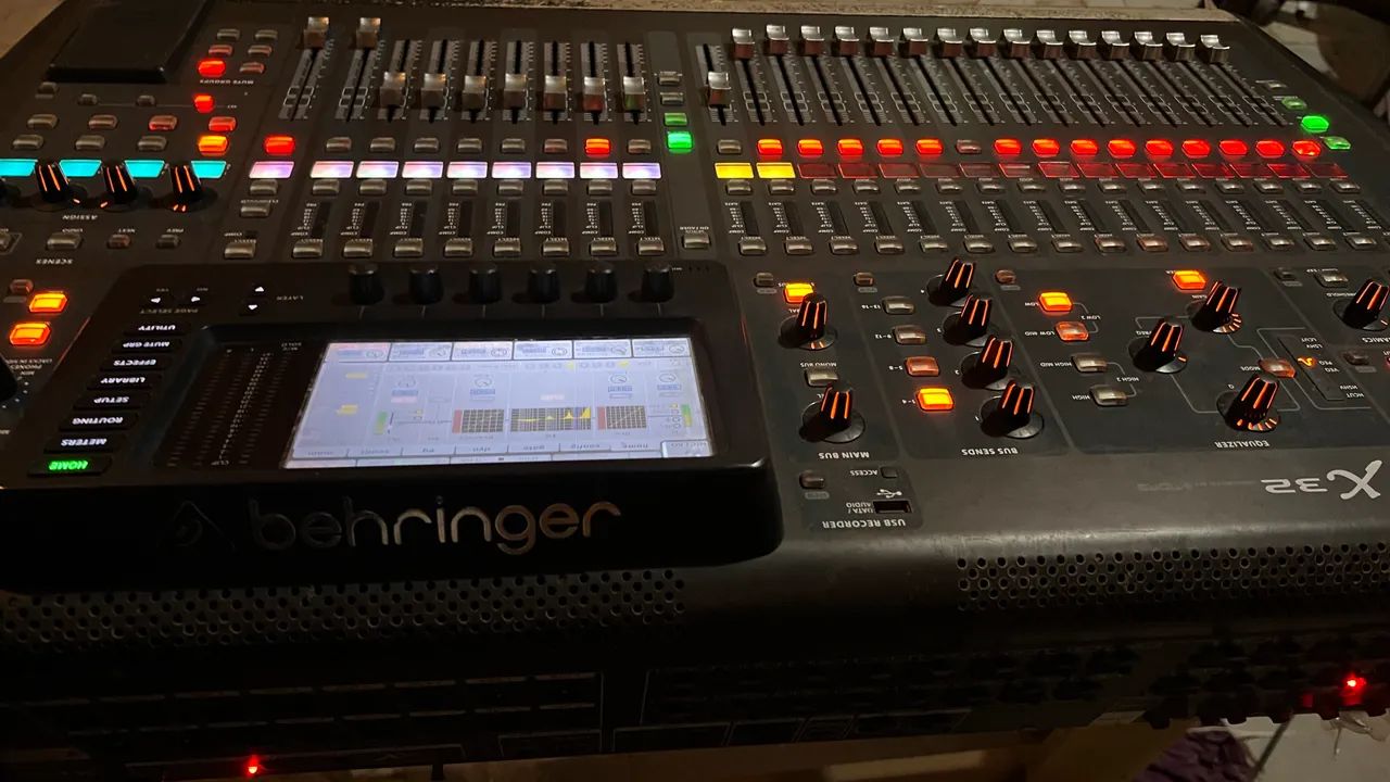 Mesa de som Behringer X32