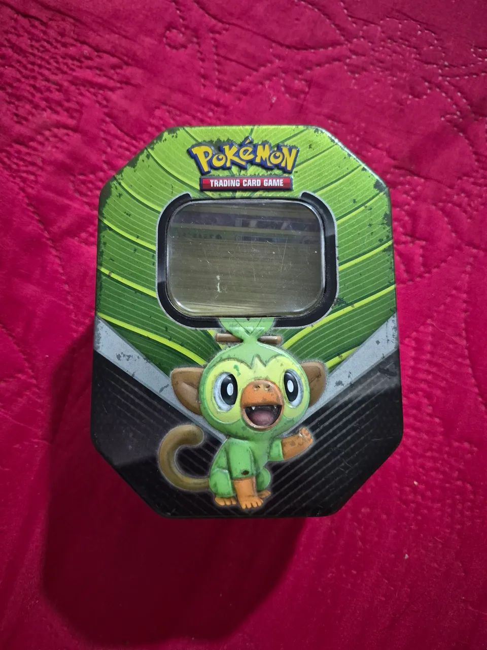 Lata pokemon com 116 cartas 