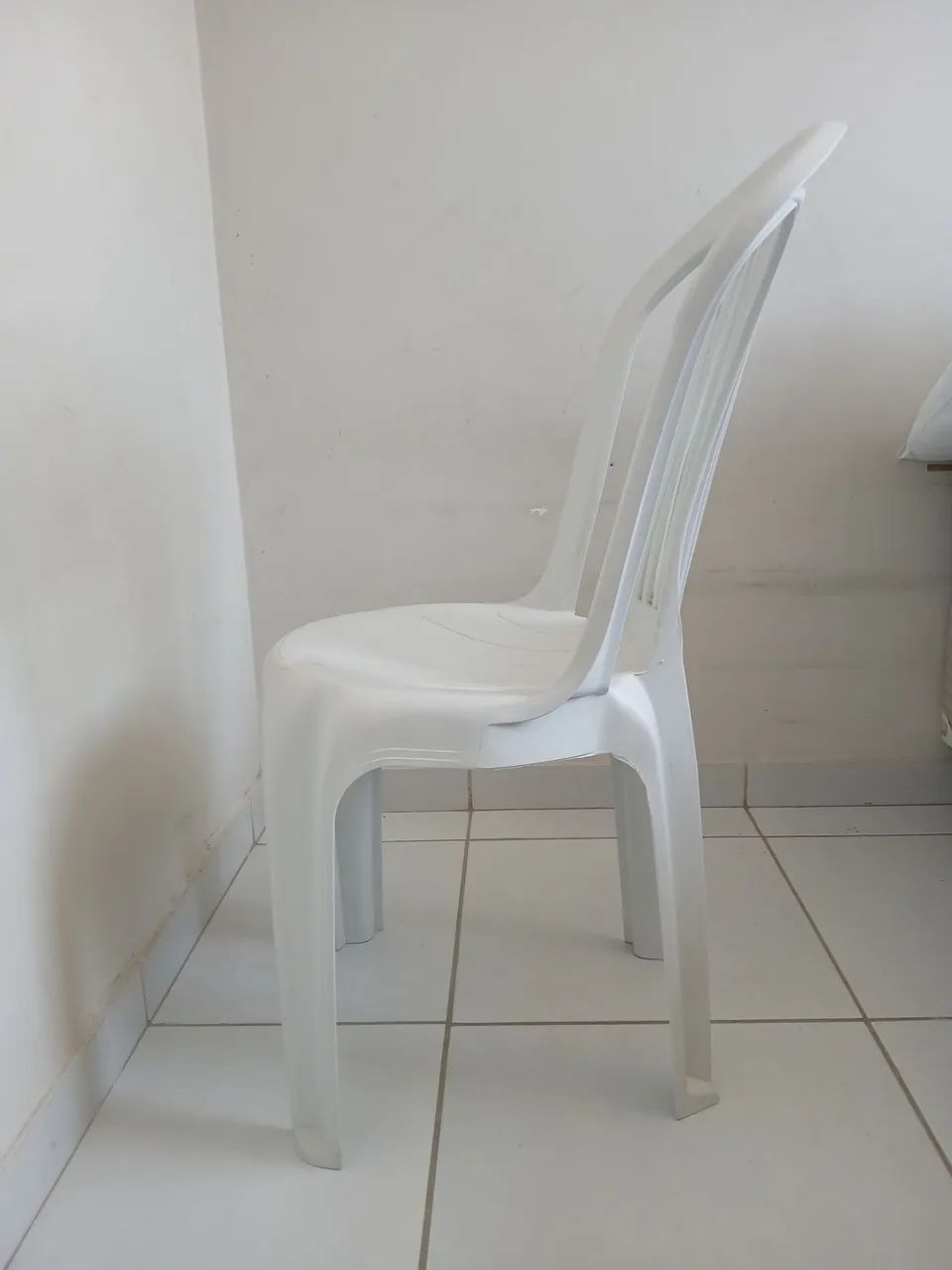 Vendo cadeira em plastico usada - Foto 2