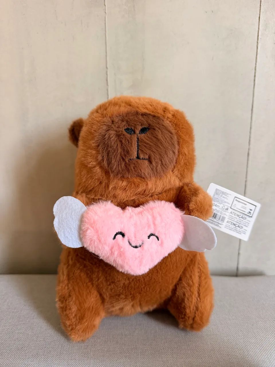 Capivara de pelúcia com 22cm.