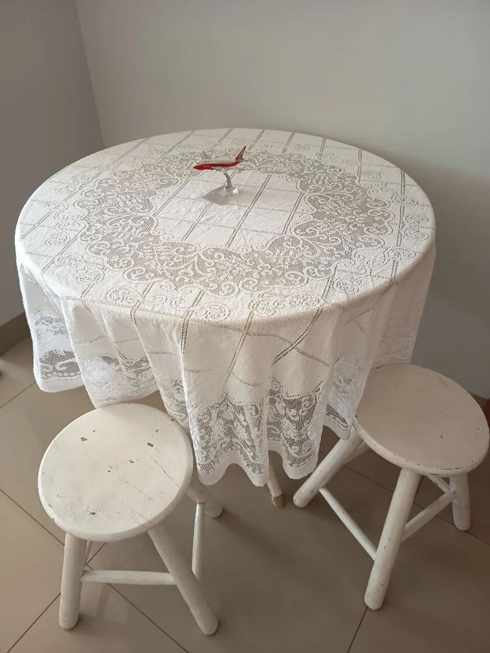 Mesa de mármore redonda + 4 tamboretes