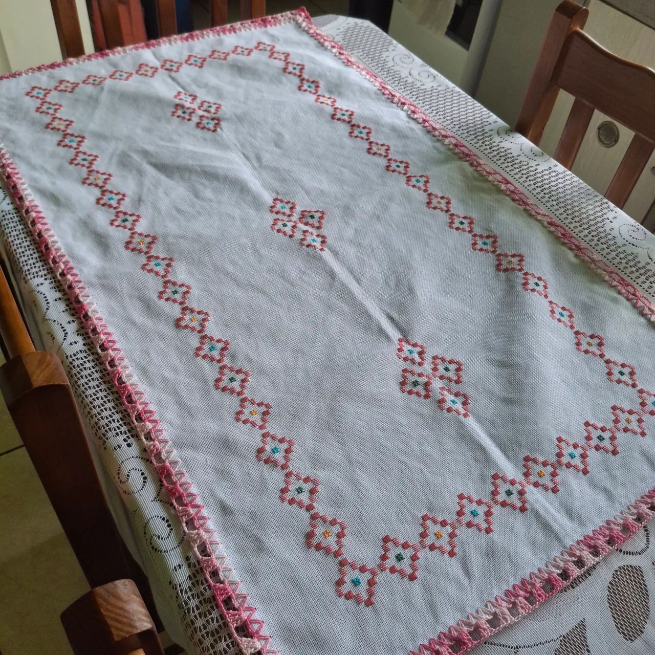Toalha de mesa bordada a mão 