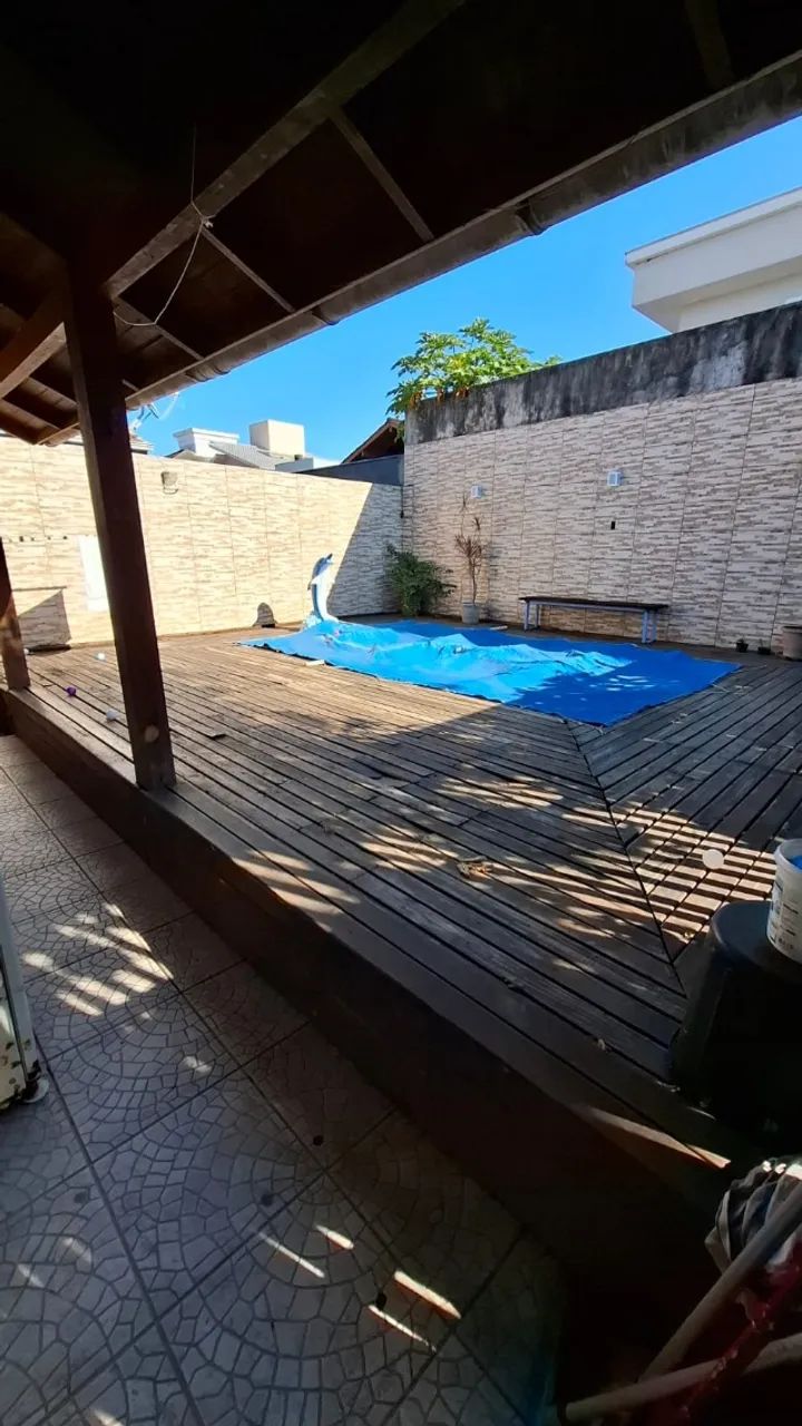 Alugo quartos em república