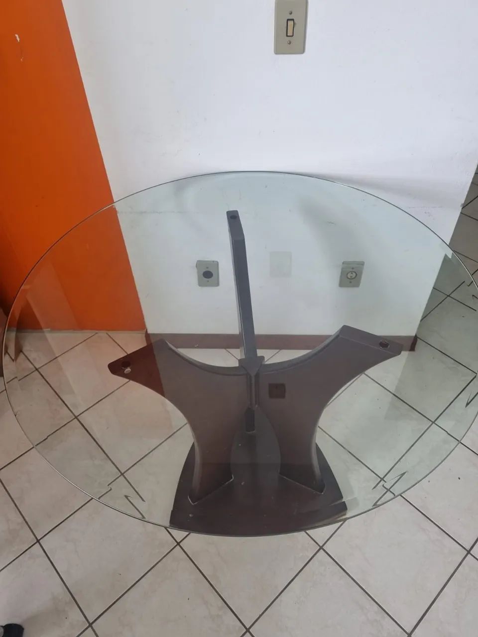Mesa Redonda de Vidro com Base em Madeira  - Foto 2