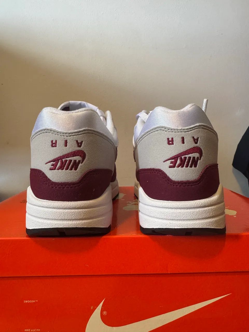 STEVEN HARRINGTON “YOU & I” (White) Stranger Things x Nike Air Max 1 '87 Steve Harrington - Calçados