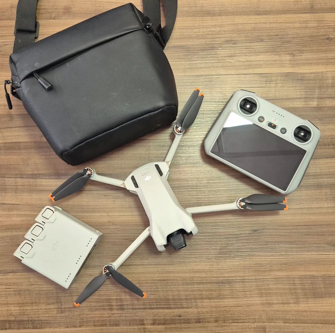 DJI Mini 3 - Combo Fly More com Controle com Tela (RC) + Acessórios