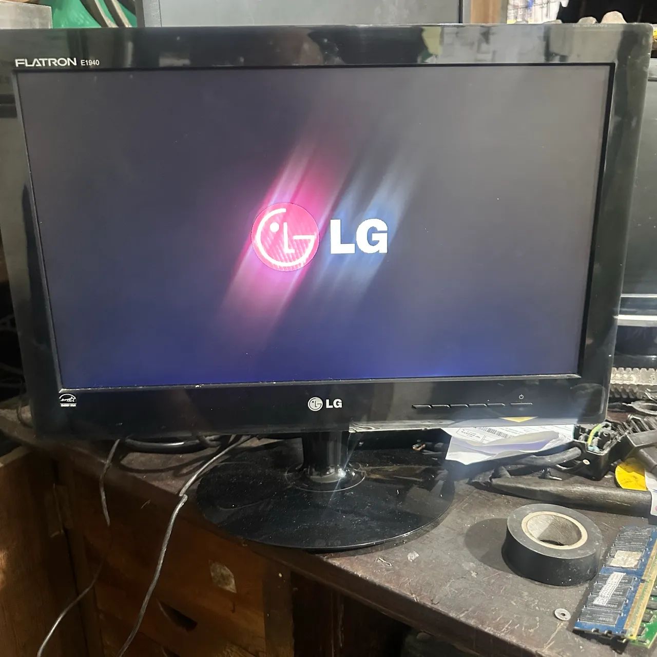 Monitor LG Flatron E1940 ótimo estado não tenho a fonte 12v  - Foto 3