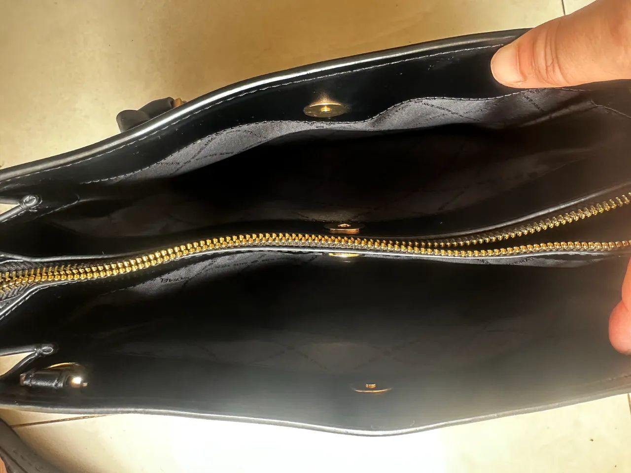 Bolsa Michael Kors Sheila Média - Foto 6